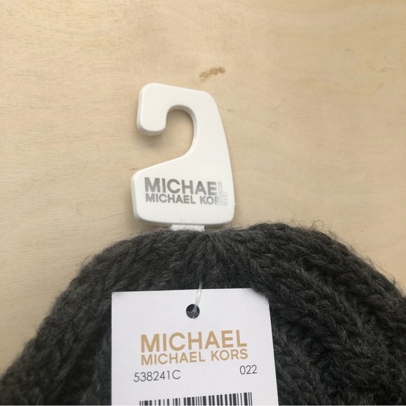 MICHAEL KORS Women's Cuffed Beanie with Michael Kors Emblem - Picture 3 of 9